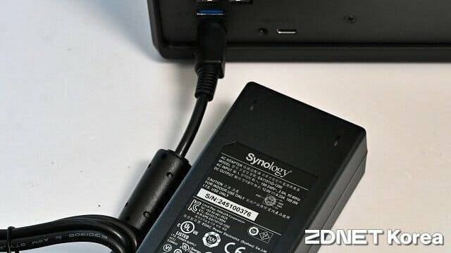 작동 전원은 별도 어댑터로 공급받는다. (사진=지디넷코리아)