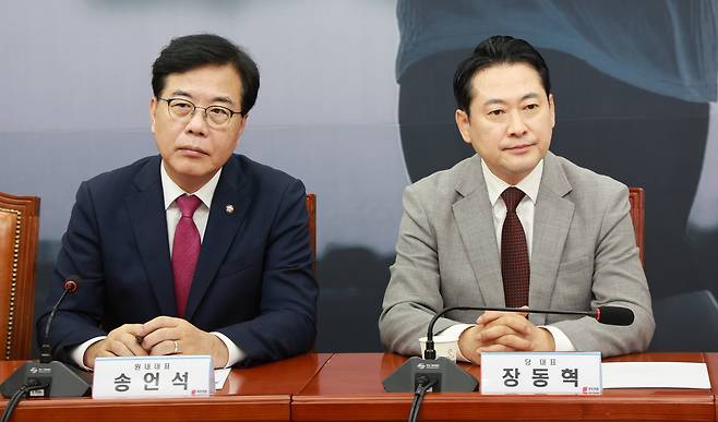국민의힘 장동혁 대표와 송언석 원내대표가 27일 오전 서울 여의도 국회에서 열린 최고위원회의에 참석해 있다. /뉴시스
