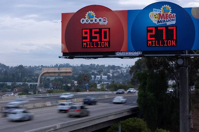 28일 미국 캘리포니아주 샌디에이고 고속도로 위에 솟은 파워볼 광고판. /연합뉴스