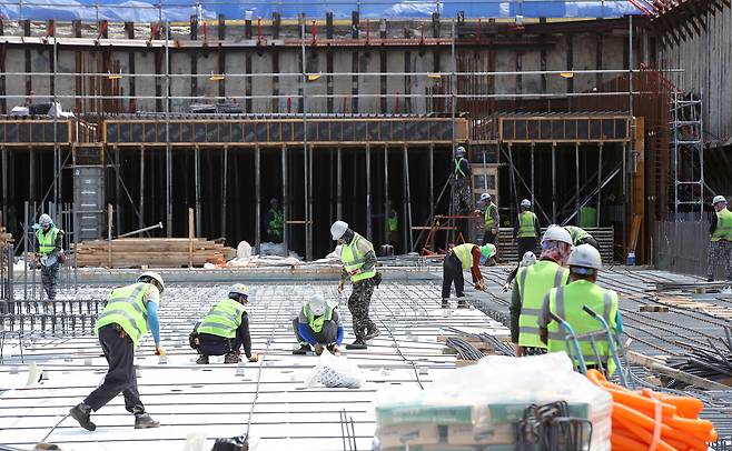 지난 2일 인천국제공항 제2합동청사 확장공사 현장에서 근로자들이 뙤약볕 아래서 공사를 진행하고 있다. /뉴스1