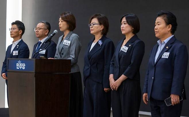 더불어민주당 고민정 의원을 비롯한 국회교육위원회 소속 의원들이 민주당 워크숍이 열린 인천 중구 파라다이스시티 컨벤션에서 이배용 국가교육위원회 위원장 사퇴를 촉구하는 기자회견을 하고 있다. ⓒ연합뉴스