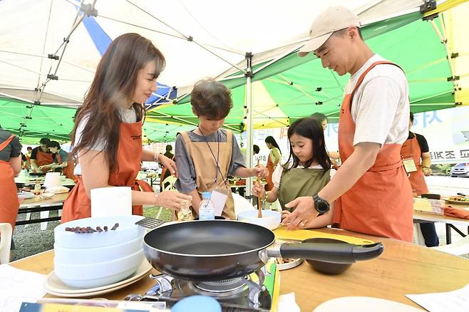 8월 30일 경기 평택 수도사에서 열린 사찰음식 체험행사에서 참가자들이 옥수수 장떡과 연근 지짐을 만들고 있다. 해군2함대 제공
