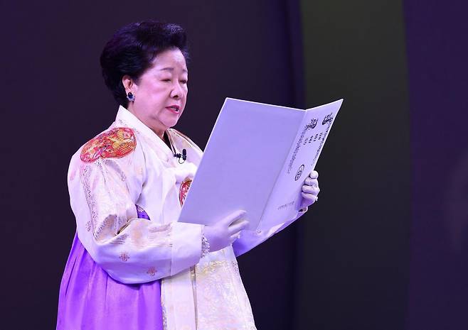경기도 가평군 설악면 청심평화월드센터에서 열린 ‘’세계평화통일가정연합 창시자 문선명 총재 천주평화 5주년 기념 성화축제 및 2만4000쌍의 효정 국제합동축복결혼식‘’에서 한학자 총재가 성혼문답을 낭독하고 있다. /2017.09.07 세계일보 제공