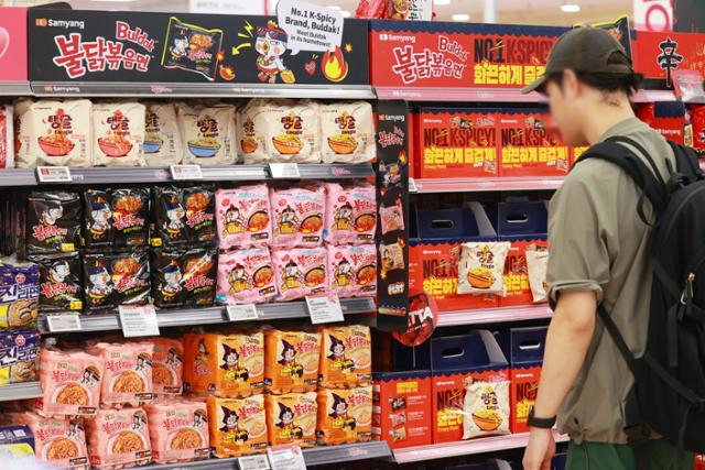 서울의 한 대형마트에 불닭볶음면 시리즈가 진열돼있다. [연합뉴스 제공]