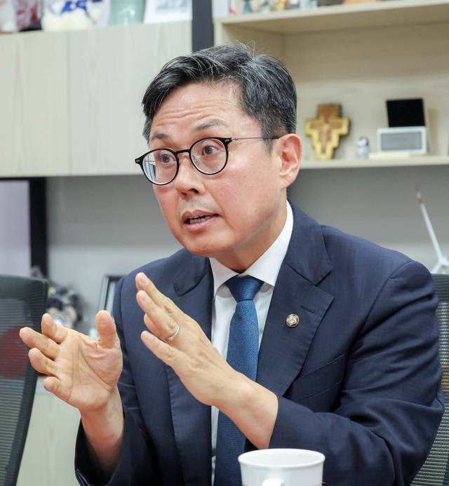 안도걸 더불어민주당 의원이 27일 국회 의원회관에서 디지털타임스와 인터뷰를 진행하고 있다. 이슬기 기자 9904sul@