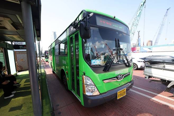 서울시마을버스운송사업조합이 서울시가 재정 지원을 확대하지 않을 경우 환승체계에서 이탈할 수 있다는 입장을 밝혔다. 뉴시스