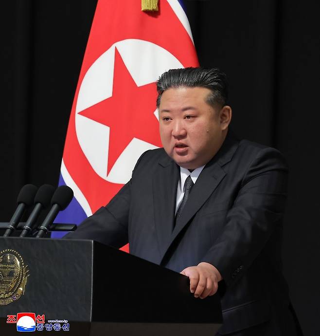 북한·중국·러시아 정상은 오는 3일 전승절 행사에서 시진핑 중국 국가주석(위쪽)을 중심으로 나란히 앉는다. 타스통신에 따르면 블라디미르 푸틴 러시아 대통령은 시 주석의 오른쪽에, 김정은 북한 국무위원장(아래쪽)은 시 주석으로 왼쪽에 자리할 예정이다. 뉴시스