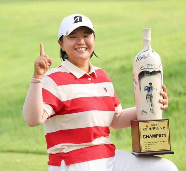 2025년 한국여자프로골프(KLPGA) 투어 제14회 KG 레이디스 오픈 우승을 차지한 신다인 프로가 우승 트로피를 들고 기념 촬영하는 모습이다. 사진제공=KLPGA