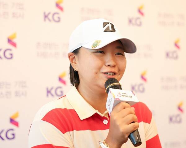 2025년 한국여자프로골프(KLPGA) 투어 제14회 KG 레이디스 오픈 우승을 차지한 신다인 프로가 우승 인터뷰 하는 모습이다. 사진제공=KLPGA