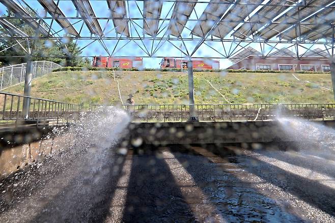 소방대원들이 31일 오전 강원도 강릉시 홍제정수장에 물을 넣고 있다. 정용일 선임기자 yongil@hani.co.kr