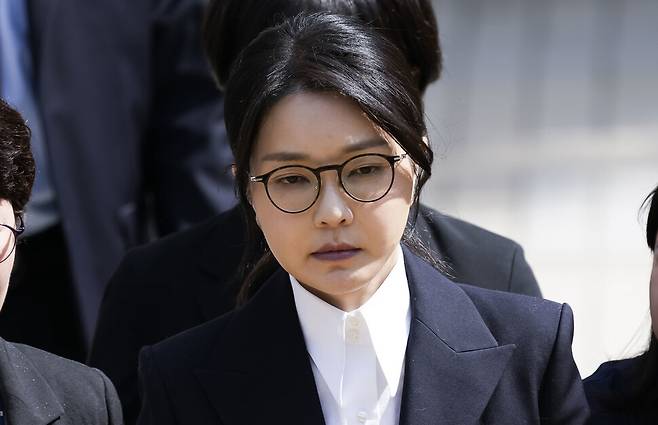 윤석열 전 대통령 부인 김건희 여사가 지난 12일 오후 서울 서초구 서울중앙지법에서 열린 구속 전 피의자 심문(영장실질심사)을 마치고 법원을 나서고 있다. 사진공동취재단