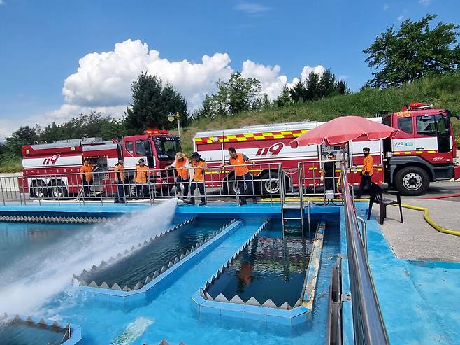 최악 가뭄에 시달리는 강원 강릉시 급수 지원을 위해 전국에서 달려온 소방차들이 인근 시·군 취수장에서 담아온 물을 홍제정수장에 급수하고 있다. 강원특별자치도소방본부에 따르면 이날 동원된 소방차는 총 71대로, 예상 급수량은 2천500t이다. 연합뉴스