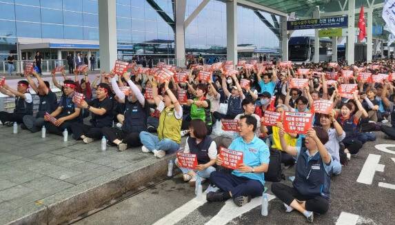 30일 인천공항 제2여객터미널에서 민주노총 공공운수노조 인천공항지부 소속 조합원들이 총파업 출정식을 진행하고 있다. 이승욱기자