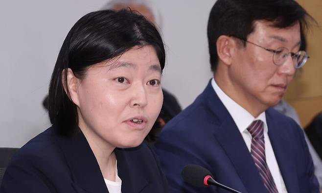 임은정 서울동부지검장이 지난 29일 서울 여의도 국회에서 ‘검찰개혁의 쟁점은 무언인가 : 국민이 바라는 검찰개혁의 속도와 방향’을 주제로 열린 검찰개혁 긴급 공청회에 참석해 토론하고 있다. 연합뉴스