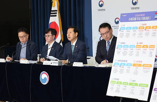 구윤철 부총리 겸 기획재정부 장관(오른쪽 두 번째)이 지난 28일 정부세종청사 공용브리핑실에서 2026년도 예산안에 관해 설명하고 있다. 연합뉴스