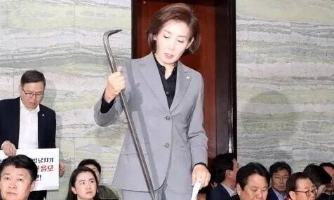 2019년 4월26일 당시 나경원 자유한국당 원내대표가 국회 본관에서 열린 의원총회에서 국회 경위들이 사용했던 쇠지렛대(빠루)를 들어 보이고 있다. 연합뉴스