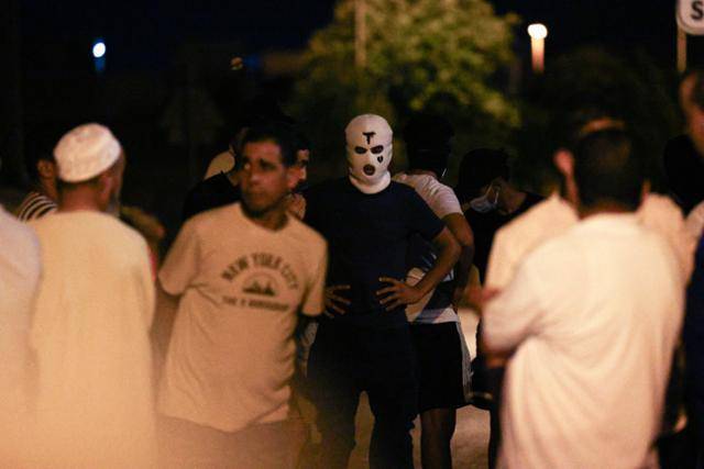 지난 7월 14일 스페인 무르시아 지방 토레파체코에서 반이민 시위대가 거리를 활보하고 있다. 토레파체코=로이터 연합뉴스