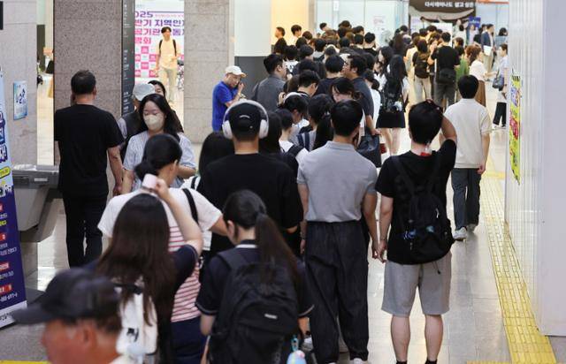지난 26일 부산시 연제구에서 열린 '2025 하반기 지역인재 공공기관 합동 채용설명회'에 참가한 청년들이 입장을 기다리는 모습. 연합뉴스