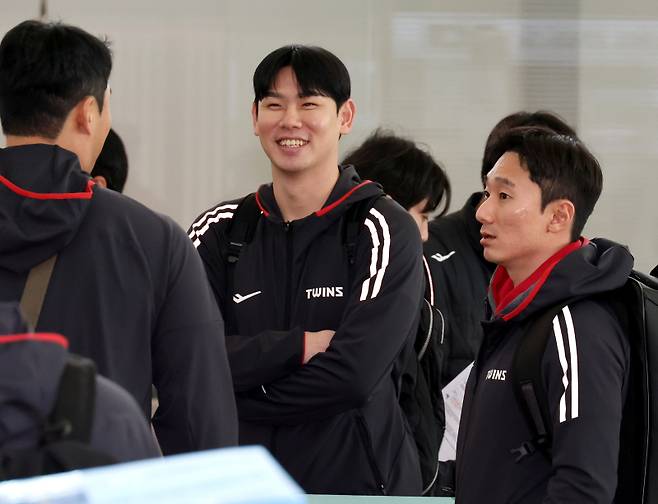 LG 트윈스 선수단이 스프링캠프를 위해 23일 오전 인천국제공항을 통해 미국 애리조나로 출국했다. 출국수속을 기다리던 홍창기, 신민재가 동료들과 얘기를 나누고 있다. 인천공항=김민규 기자 mgkim1@edaily.co.kr /2025.01.23/