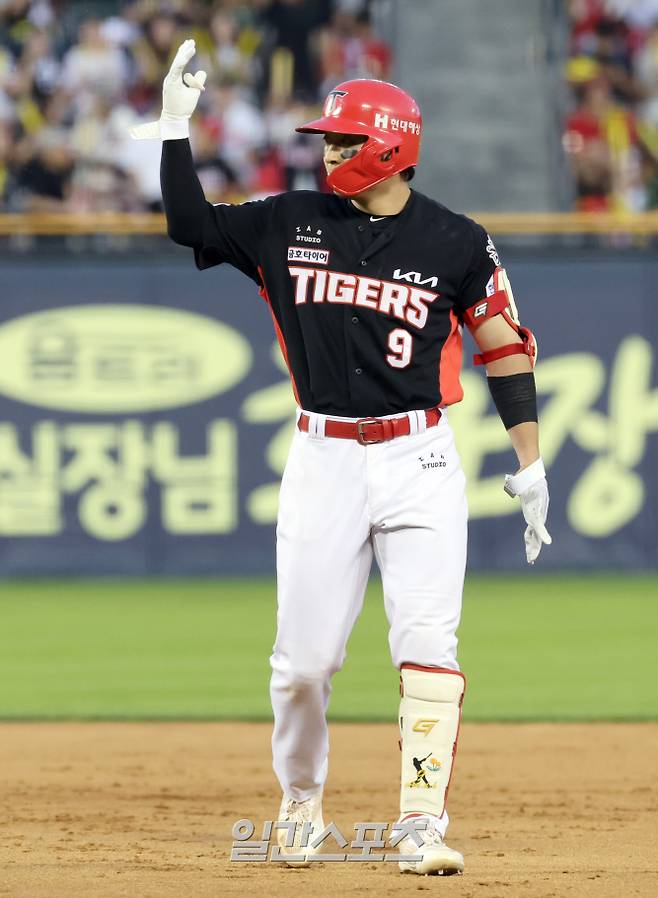 3일 오후 잠실야구장에서 열린 2025 프로야구 KIA와 두산 경기. KIA 윤도현이 8회 1타점 적시타를 날리고 다른주자 수비하는 사이 2루까지 진루한 뒤 세리머니하고 있다. 잠실=정시종 기자 /2025.06.03.