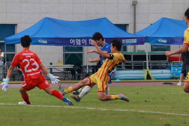 단국대(파란 유니폼)와 광주대의 제20회 1,2학년대학축구연맹전 황가람기 결승 장면. 사진=대학축구연맹
