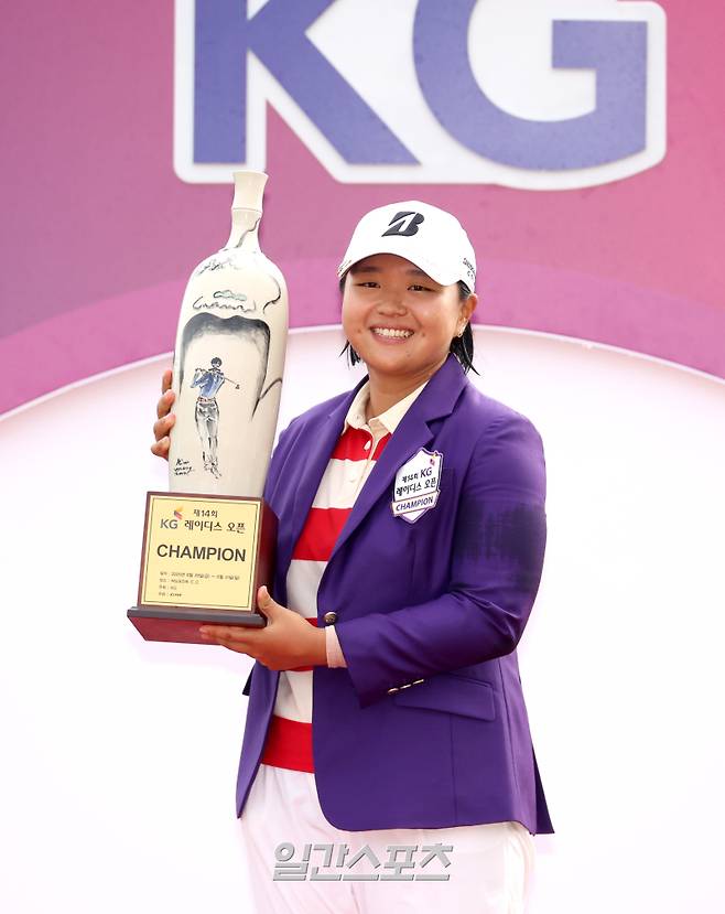 신다인이 31일 경기도 용인시 써닝포인트CC에서 열린 '제14회 KG 레이디스 오픈' 3라운드에서 2차 연장 끝에 우승을 차지했다. 시상식에서 신다인이 우승트로피를 들고 포즈를 취하고 있다. 싸닝포인트CC(용인)=김민규 기자 mgkim1@edaily.co.kr /2025.08.31/