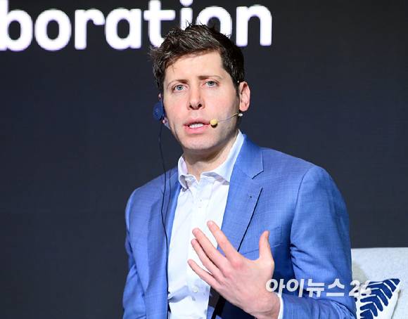 샘 올트먼 오픈AI 최고경영자(CEO)가 지난 2월 4일 오전 서울 중구 더플라자호텔에서 열린 카카오의 AI 사업 방향 및 현황 발표하는 미디어데이에 참석해 질의응답을 하고 있다. [사진=정소희 기자]