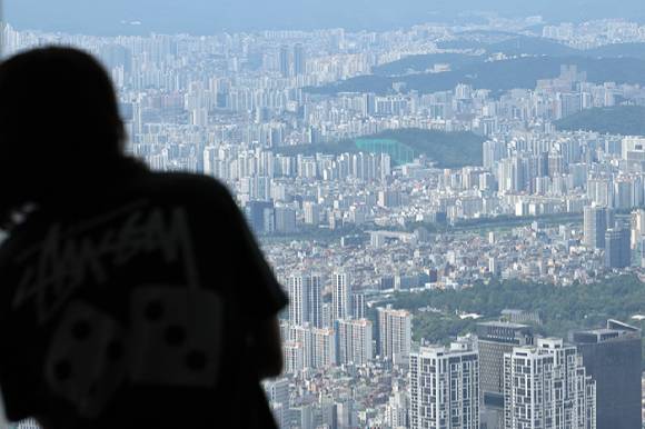 서울 송파구 롯데월드타워 전망대 서울스카이에서 바라본 서울 시내 아파트 모습. [사진=연합뉴스]