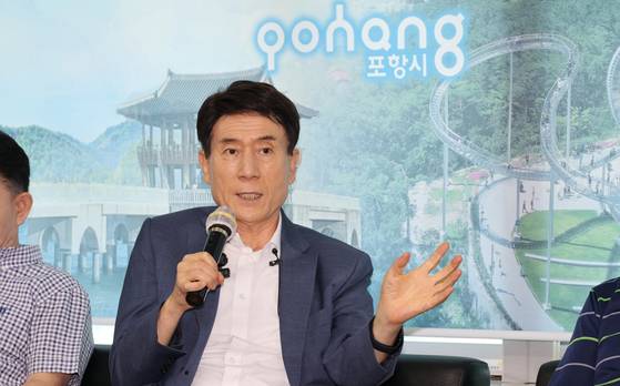 이강덕 경북 포항시장이 지난 27일 포항시청 브리핑룸에서 주거 관련 정책을 설명하고 있다. 사진 포항시