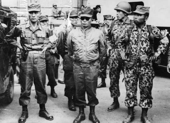 1961년 5·16 군사정변 직후 서울 시내에 도열한 박정희(가운데)와 박종규(왼쪽), 차지철(오른쪽). 박종규와 차지철은 박정희의 최측근으로 뒷날 모두 대통령 경호실장이 된다. [중앙포토]