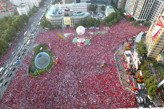 월드컵 당시 서울시청 앞 광장을 가득 메운 응원 인파. [중앙포토]