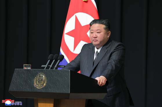 김정은 북한 국무위원장이 지난 29일 평양 목란관에서 해외군사작전에서 특출한 공훈을 세운 참전열사들의 유가족들을 만나 따뜻이 위로하고 기념사진을 찍었다고 조선중앙통신이 30일 보도했다. 연합뉴스