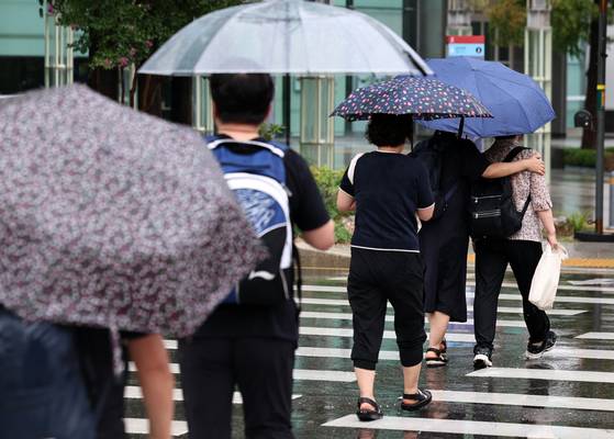 29일 오후 서울 종로 일대에서 시민들이 우산을 쓰고 걷고 있다. 뉴스1