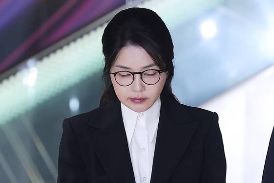윤석열 전 대통령의 부인 김건희 여사가 6일 서울 종로구 KT광화문빌딩에 마련된 김건희 특검팀(특별검사 민중기) 사무실에서 조사를 마친 후 귀가하고 있다. 뉴스1