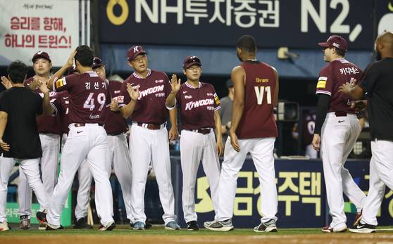 키움 선수단이 31일 잠실 LG전에서 6-5로 이기고 기뻐하고 있다. 연합뉴스