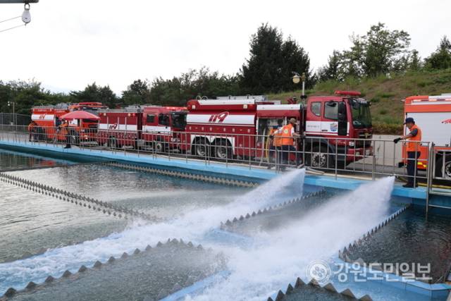 ▲ 31일 운반급수 지원에 나선 전국 소방차량들이 강릉 홍제정수장에서 급수 하고 있다. 황선우 기자
