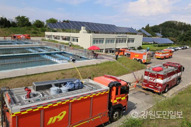 ▲ 31일 운반급수 지원에 나선 전국 소방차량들이 강릉 홍제정수장에서 급수 하고 있다. 황선우 기자