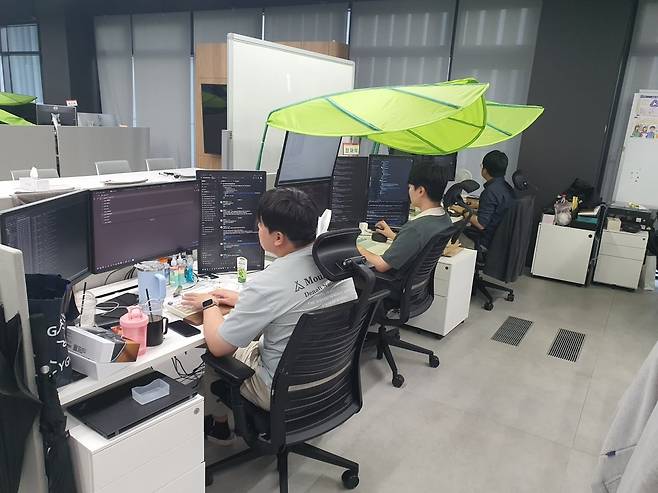 DB개발본부 직원들이 업무에 매진하고 있다. 윤현주 기자