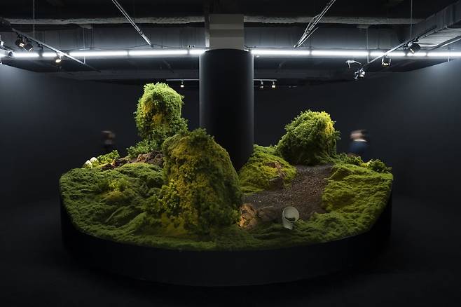 뉴노멀플레이그라운드-수무, 다리 여섯 개의 풍경(a six-legged landscape), 유아부터 휠체어에 탄 사람까지 다양한 사람의 눈높이에 맞춰 조성됐다. 2025. /광주디자인비엔날레