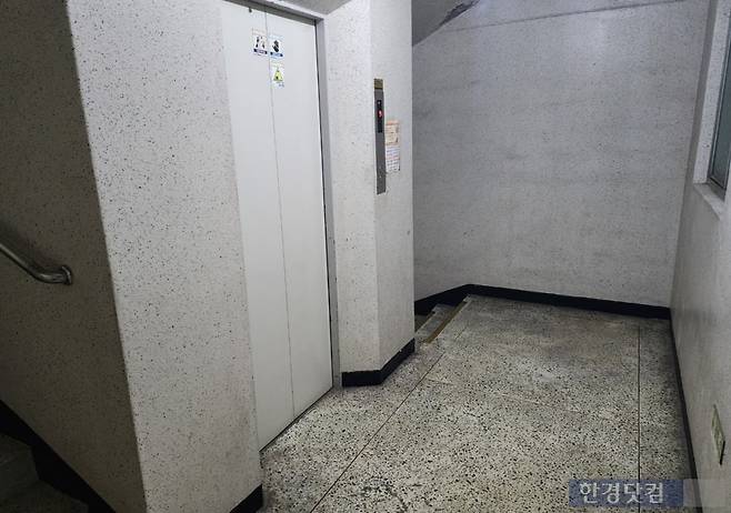 엘리베이터에서 내리면 계단실 벽을 마주하게 되는 서울의 한 아파트. 계단을 오르내려야 원하는 층에 도착할 수 있다.  /사진=오세성 한경닷컴 기자