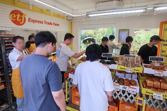 31일 서울 성동구 글로우 성수에 마련된 경제유튜버 슈카의 ETF 베이커리 팝업 스토어가 빵을 사려는 시민들로 붐비고 있다. 사진=연합뉴스