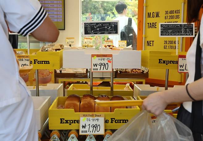 31일 서울 성동구 글로우 성수에 문을 연 경제유튜버 슈카의 ETF 베이커리 팝업스토어에서 판매하던 '990원 소금빵'이 1차 매진된 모습이다. 사진=뉴스1