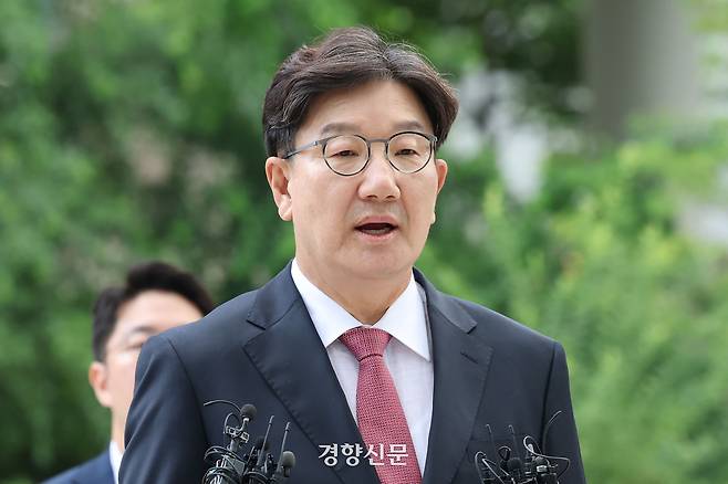 통일교 청탁 의혹을 받는 권성동 국민의힘 의원이 지난 27일 서울 종로구 KT 광화문빌딩에 위치한 김건희 여사 관련 의혹을 수사하는 민중기 특별검사팀에 피의자 신분으로 출석하고 있다.  한수빈 기자