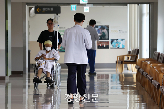 의대 증원에 반발해 떠났던 사직 전공의 복귀를 하루 앞둔 31일 서울의 한 대학 병원에서 의사와 환자가 각자 발걸음을 옮기고 있다. 한수빈 기자