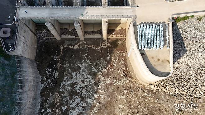 31일 강원도 강릉시 성산면 오봉저수지 바닥이 말라 있다. 정효진 기자