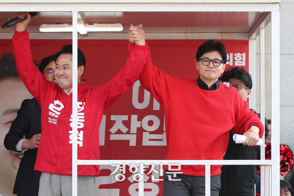 지난해 4월7일 한동훈 당시 국민의힘 비상대책위원장이 충남 서천군 특화시장에서 장동혁 후보(충남 보령·서천) 지원 유세를 하고 있다. 서천 | 성동훈 기자