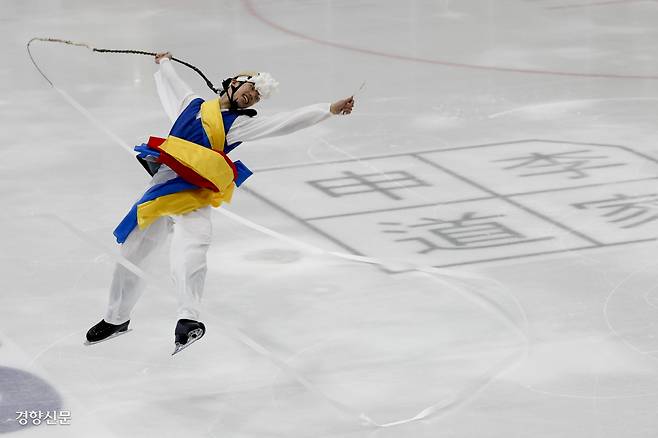 얼쑤 피겨스케이터 차영현이 지난 28일 경기 김포 웨이브즈아이스링크장에서 남사당놀이 전통 의상을 입고 12발 상모 돌리기를 선보이고 있다. 김포 | 문재원 기자 mjw@kyunghyang.com