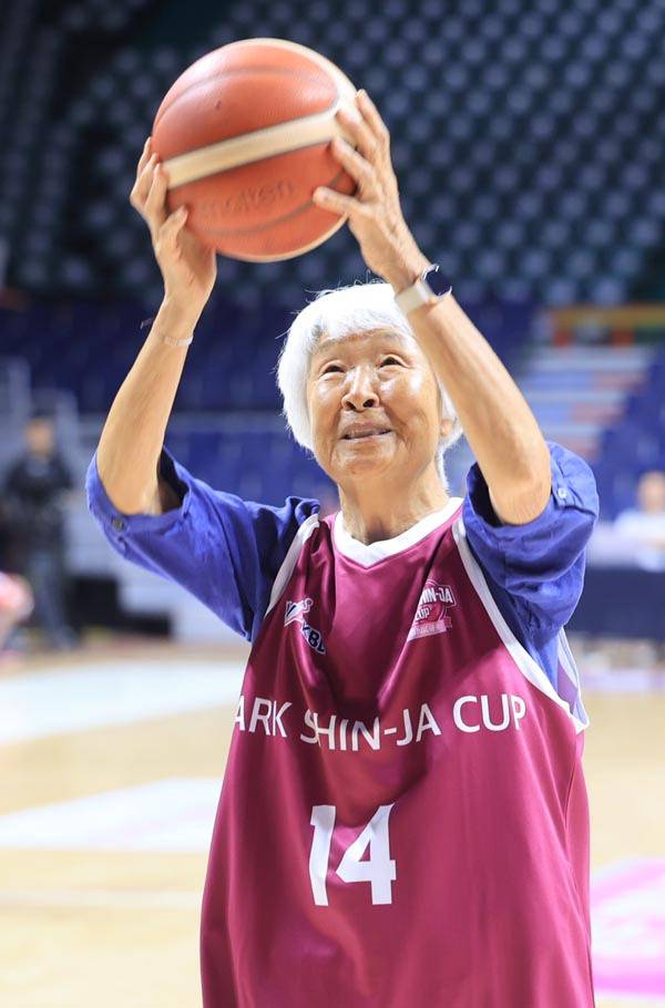 지난 30일 사직체육관에서 열린 2025 BNK금융 박신자컵 여자농구 대회에서 레전드 박신자 여사가 시투를 하고 있다. 연합뉴스