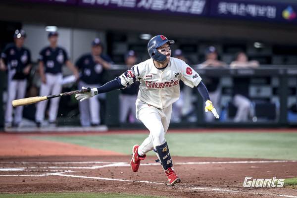 31일 부산 사직구장에서 열린 KT전에서 롯데 이호준이 3회 솔로 홈런을 친 뒤 날아가는 타구를 바라보고 있다. 롯데 자이언츠 제공