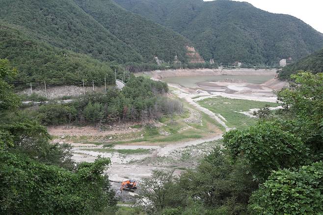 Obong Reservoir in Gangneung, Gangwon Province, which supplies some 87 percent of the city’s tap and industrial water, is seen nearly dried up on Saturday. As of Sunday morning, its water levels fell sharply to 14.9 percent, marking a record low. (Yonhap)